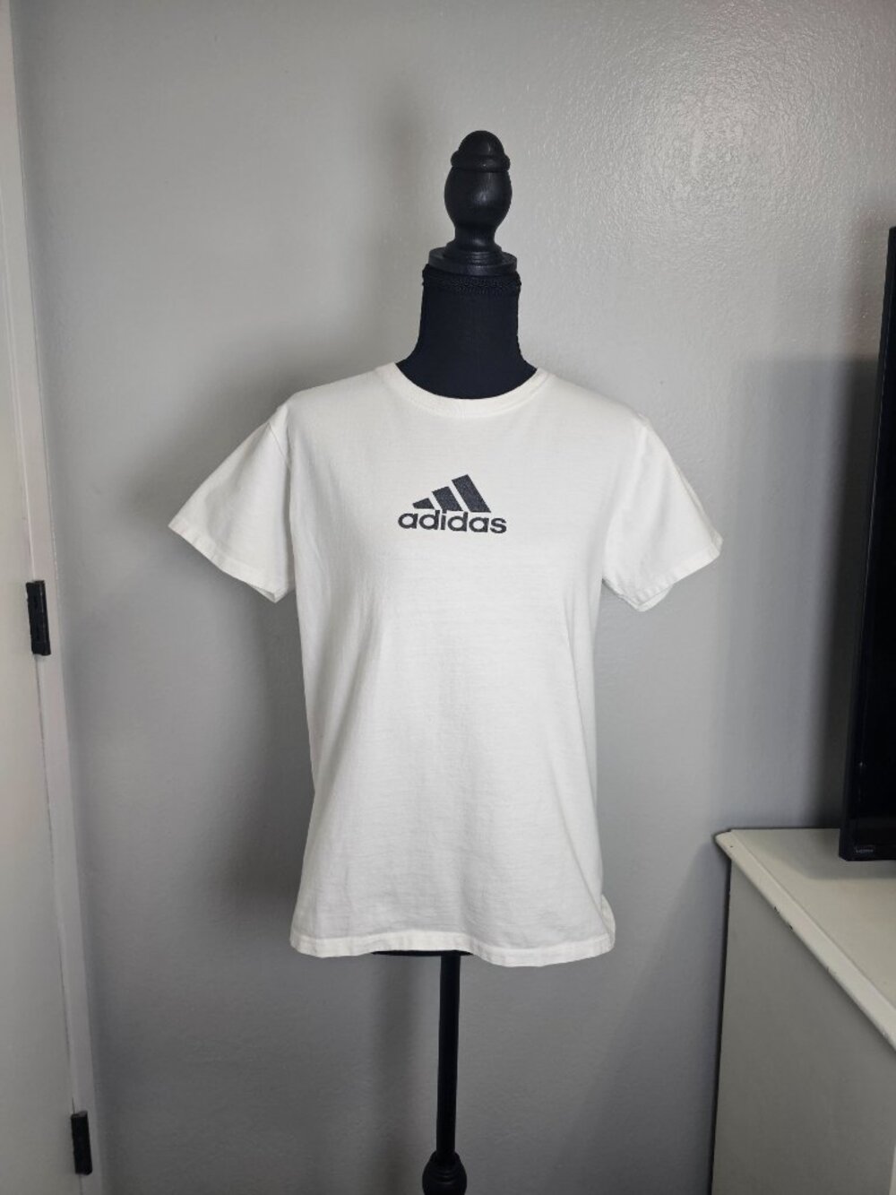Adidas Essentials Women's Logo Graphic White T-Shirt - Size Medium - Picture 2 of 6